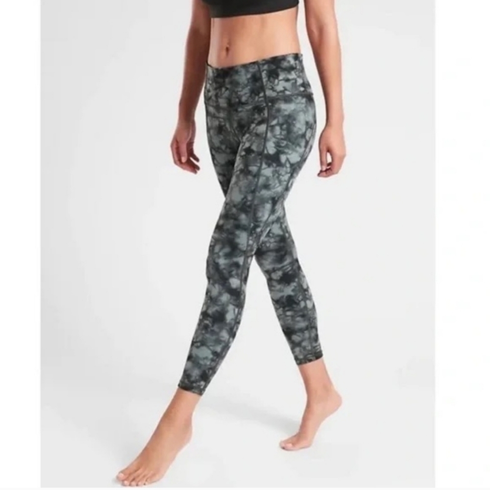 ATHLETA TIE DYE SALUTATION 7/8 TIGHT IN POWERVITA Size Small